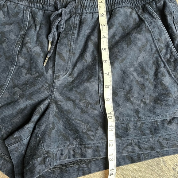 Athleta Camo Farallon Short-‎ 16 - Picture 3 of 6
